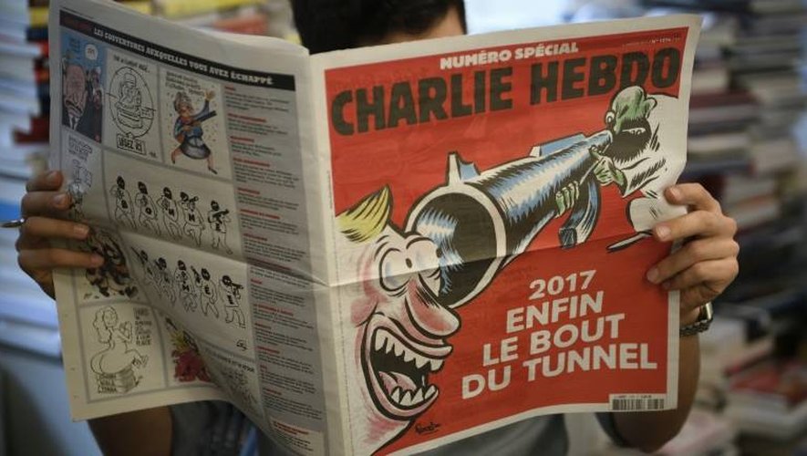 Un journaliste lit un numéro spécial de Charlie Hebdo à paraître mercredi, le 3 janvier 2017 à Paris