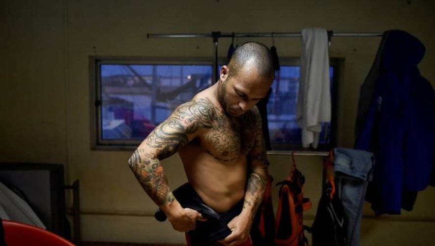 Persuadé que son destin est lié à Nazaré, Marcelo Luna s'est fait tatouer sur l'avant-bras l'image d'une vague démesurée se fracassant au pied du phare emblématique qui surplombe Praia do Norte