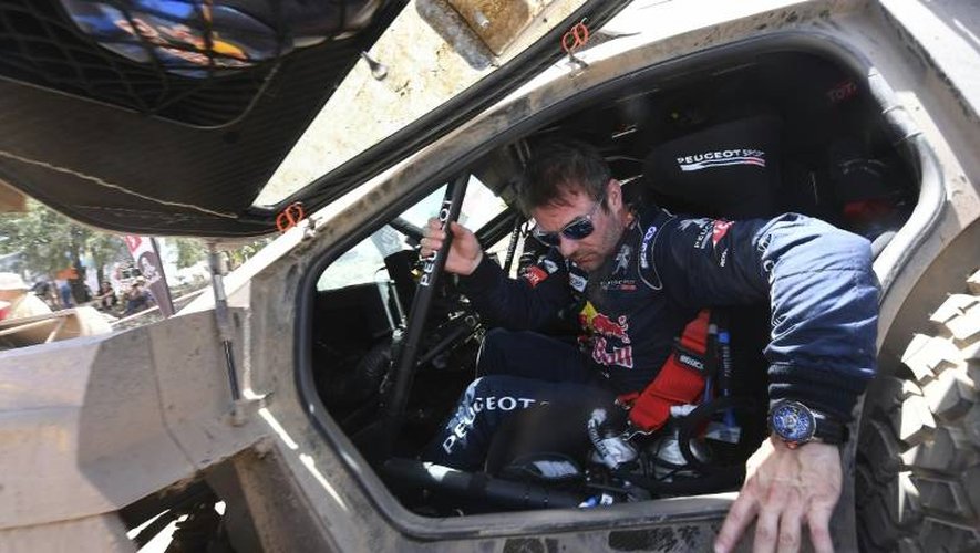 Sebastien Loeb sort de sa Peugeot 3008 DKR à l'issue de sa victoire dans la 2e étape du Dakar à Tucuman, le 3 janvier 2017