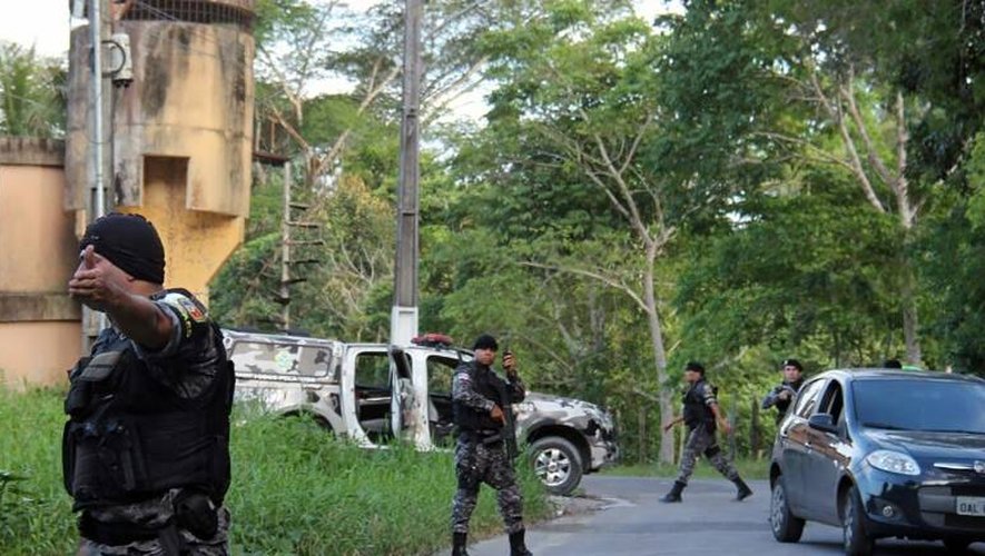 La police à la recherche des dizaines de détenus échappés de deux prisons de Manaus, le 2 janvier 2017