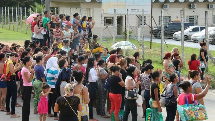 Les familles de détenus à la recherche d'informations après la mutinerie qui a fait une soixantaine de victimes, à Manaus le 2 janvier 2017