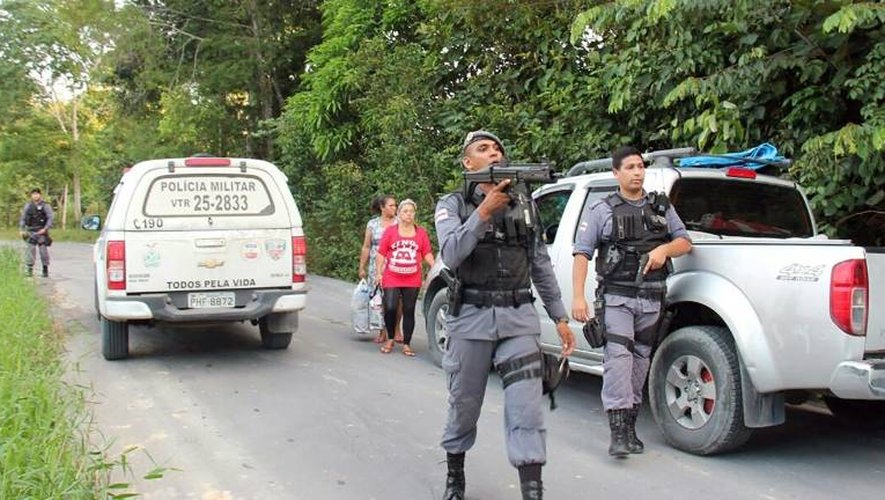 La police à la recherche de fugitif après l'émeute dans la prison de Manaus, le 2 janvier 2017