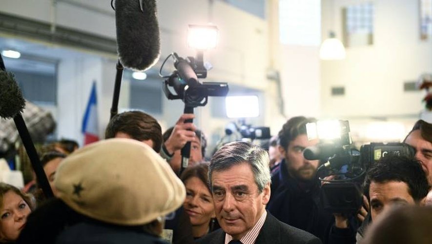 François Fillon lors d'une visite dans un centre Emmaüs du 19e arrondissement, le 3 janvier 2017 à Paris