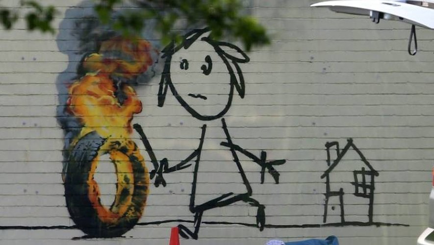 Une oeuvre de l'artiste Banksy sur le mur de son ancienne école à Bristol, en Angleterre, le 7 juin 2016