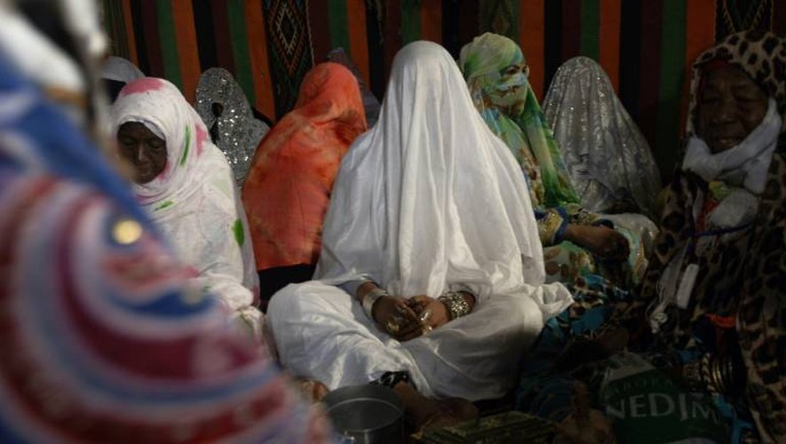 Des jeunes femmes, la face voilée, lors d'un mariage collectif le 21 décembre 2016 à Aïn-Salah en Algérie