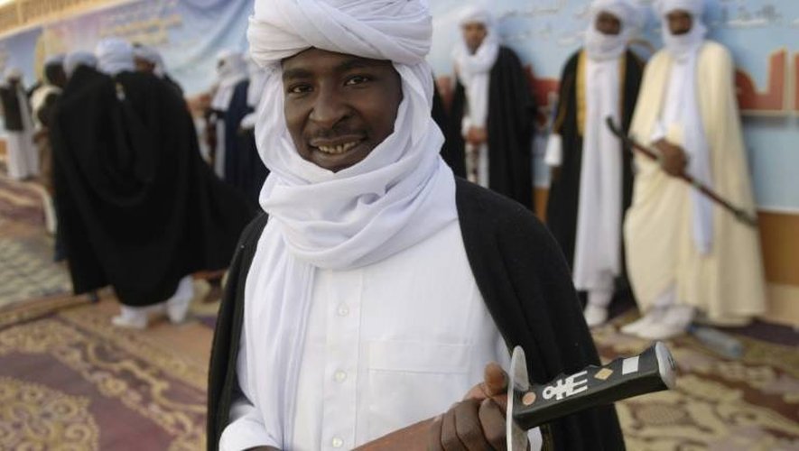 Un future époux avec son épée lors d'un mariage collectif le 21 décembre 2016 à Aïn-Salah en Algérie