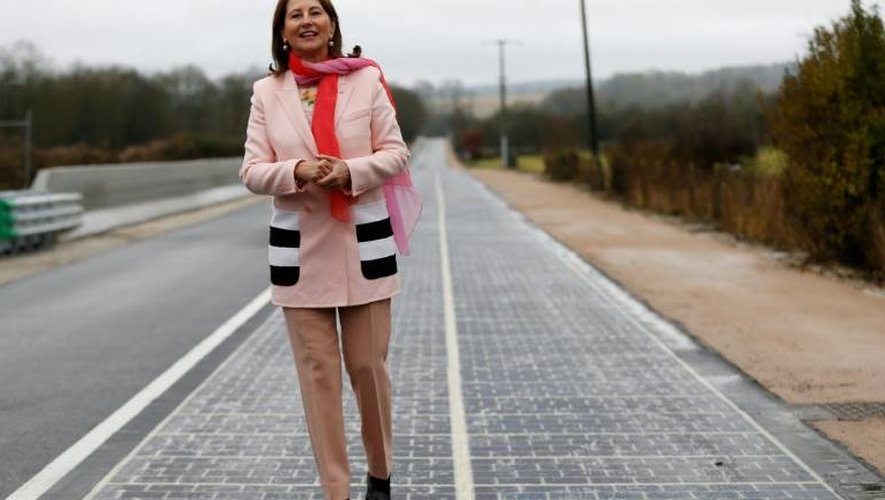 La ministre de l'Environnement Ségolène Royal favorable à une interdiction complète à terme des voitures diesel en France. Ci-contre, la ministre de l'environnement en Normandie, le 22 décembre 2016
