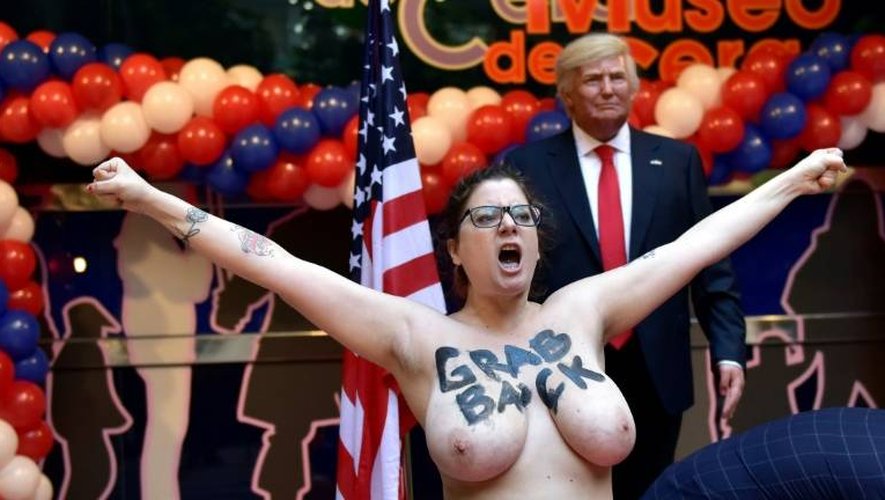 Une militant des Femen manifestent devant une statue de cire du président élu américain Donald Trump à Madrid, le 17 janvier 2017