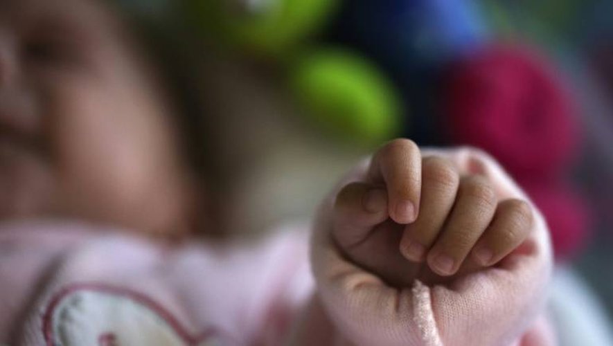 La fécondité chute depuis deux ans en France, à 1,93 enfant par femme, ne permettant pas le renouvellement des générations