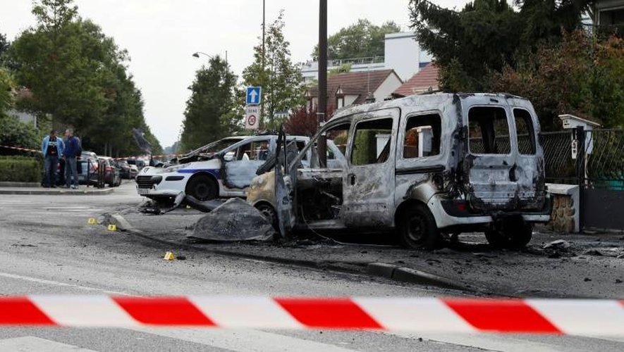 Deux véhicules de police brûlés le 8 octobre 2016 à Viry-Châtillon, où des policiers qui patrouillaient ont été attaqués avec des cocktails Molotov