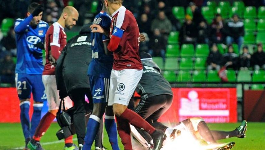 Un pétard explose sur la pelouse, près du gardien lyonnais Anthony Lopes, lors du match de L1 entre Metz et Lyon, le 3 décembre 2016 à Saint-Symphorien