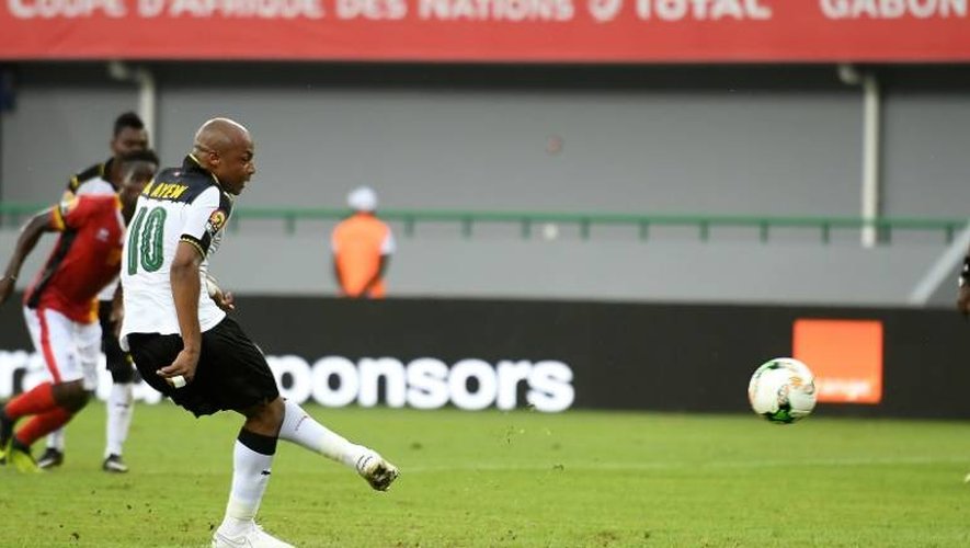 L'attaquant du Ghana Andre Ayew (g) tir un penalty face à l'Ouganda lors de la CAN, le 17 janvier 2017 à Port-Gentil