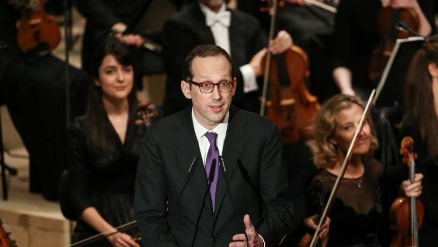 Le directeur musical de la Philharmonie de Hambourg, Christoph Lieben-Seutter, fait une déclaration avant le concert inaugural, le 11 janvier 2017