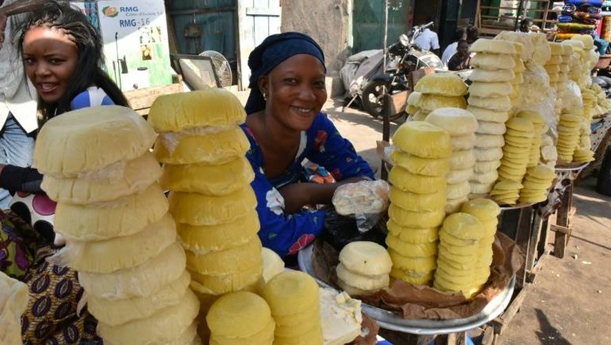 Une vendeuse ivoirienne de beurre de karité sur le marché de Bouaké, le 14 janvier 2017