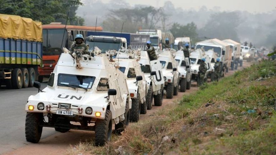 Un convoi de Casques Bleus à l'entrée de Bouaké où des soldats mutins réclament une augmentation de leurs soldes, le 6 janvier 2017 en Côte d'Ivoire