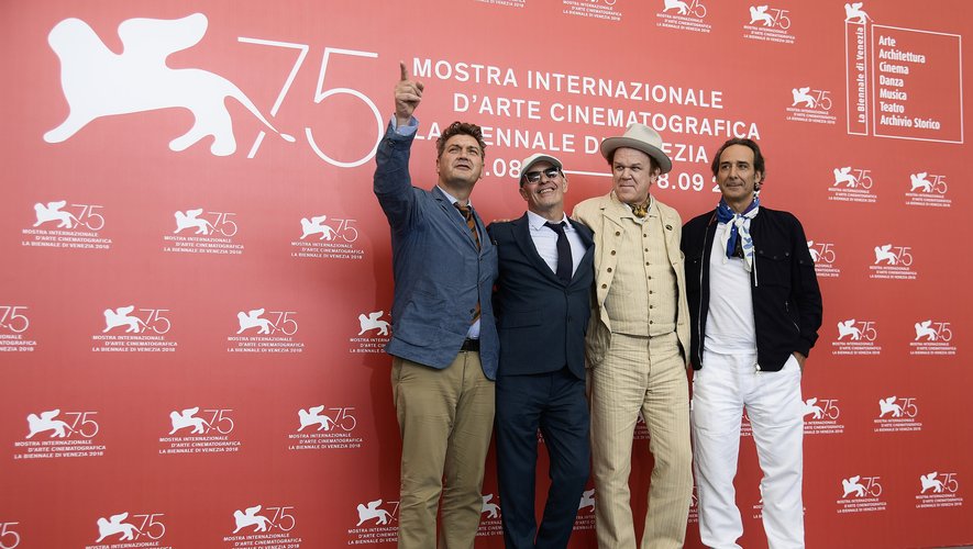 Jacques Audiard (2e à gauche) est l'un des favoris à la Mostra de Venise avec son film "Les Frères Sisters", écrit par Thomas Bidegain (à gauche), joué par John C. Reilly et mis en musique par Alexandre Desplat