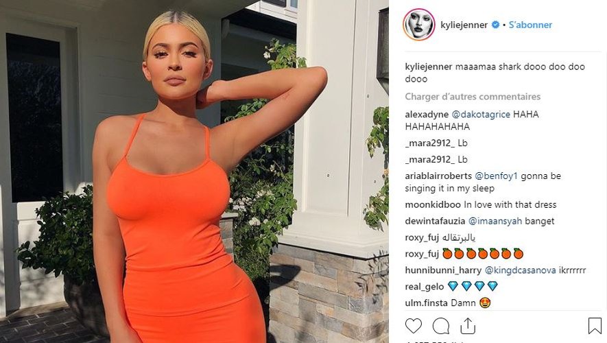 Kylie Jenner a adopté le orange dans sa nuance la plus flashy.
