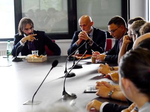 Cédric Villani passionne son auditoire à Conques et à Rodez