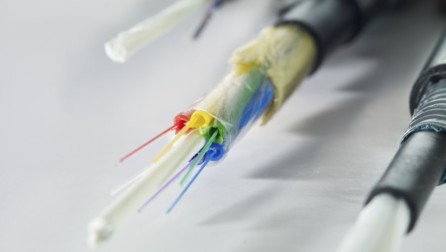 Selon l'Arcep, la fibre optique représente désormais plus de 50% des abonnement internet à très haut débit (débit maximum descendant supérieur ou égal à 30 Mbit/s), le reste reposant sur des connexions le câble, le cuivre dans certains cas, la 4