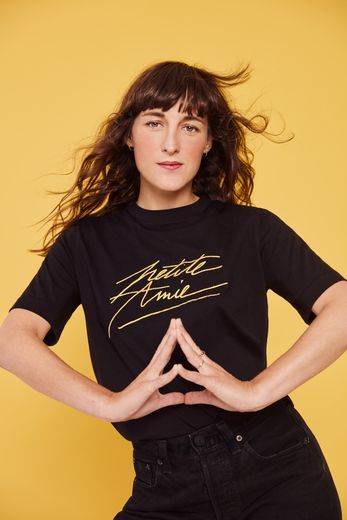 Juliette Armanet a également imaginé un T-shirt noir orné de la broderie "Petite Amie" en lurex doré en collaboration avec Claudie Pierlot.