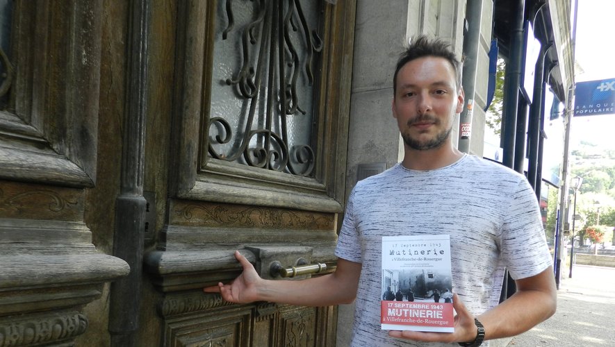 Nicolas Camatta présente son livre sur les lieux de l’histoire, devant la porte d’entrée de l’ancien Hôtel Moderne, qui avait été réquisitionné par les nazis pour héberger leurs officiers.