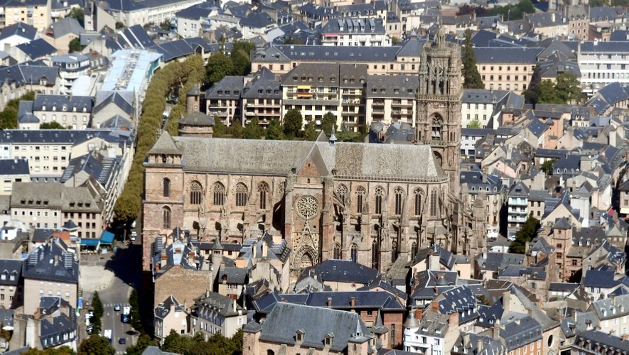 Vue aérienne au-dessus de la cathédrale de Rodez.
