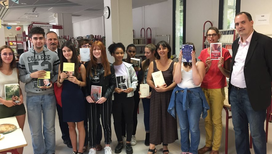 Les élèves de terminale littéraire retenus dans le jury du prix Goncourt des lycéens aux côtés de leurs professeurs référents.