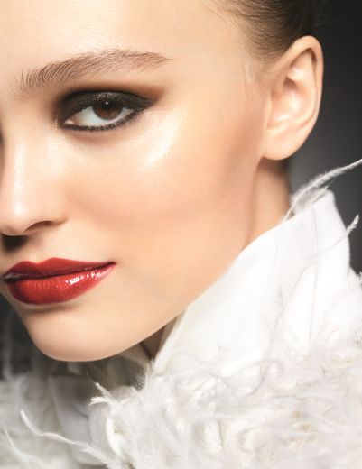 Lily-Rose Depp incarne la nouvelle collection de maquillage de Chanel.