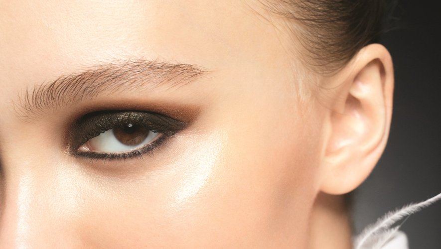 Lily-Rose Depp incarne la nouvelle collection de maquillage de Chanel.