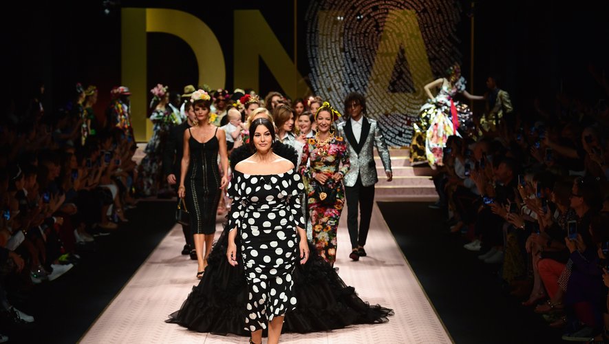 Monica Bellucci durant le défié printemps / été Dolce & Gabbana.