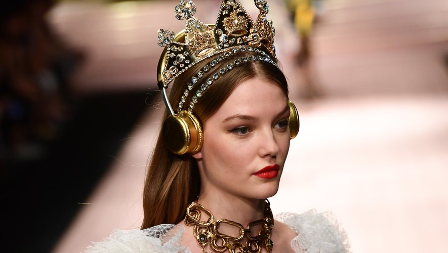 Fard doré et bouche rouge : une esthétique royale chez Dolce & Gabbana