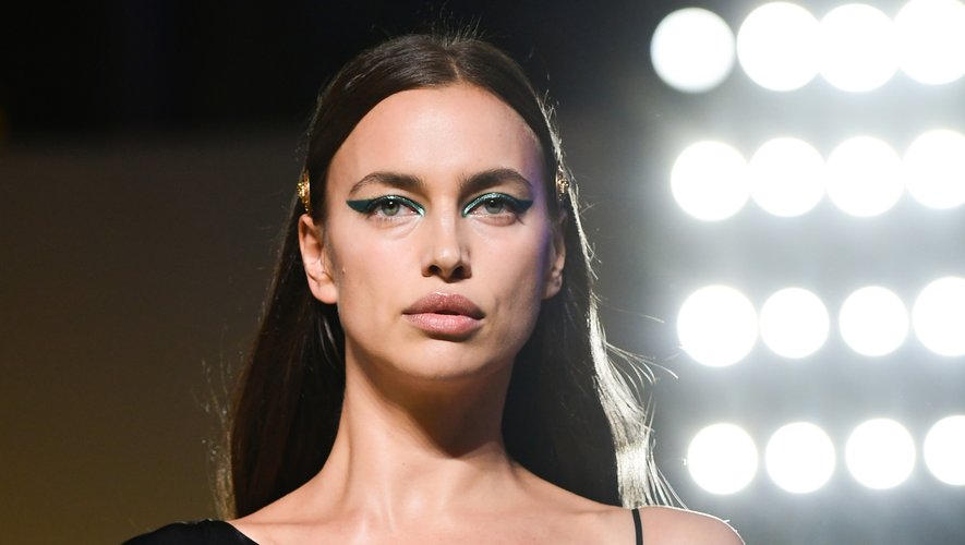 L'oeil félin d'Irina Shayk chez Versace