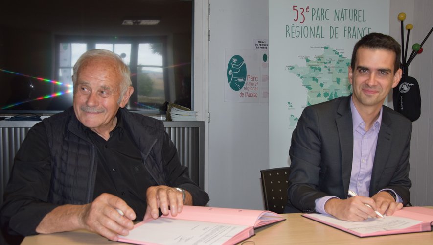 André Valadier (PNR) et Eric Ladegaillerie (EDF Hydro) ont signé ce week-end à Aubrac.