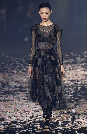 Chez Dior, les robes sont fluides et légères et surmontent des tops et des leggings en résille. Paris, le 24 septembre 2018.