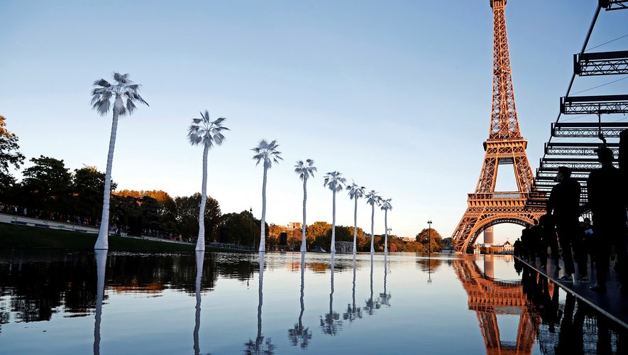 Les mannequins ont marché sur l'eau sur fond de tour Eiffel, en tenues ultra sexy, pour le défilé Saint Laurent mardi soir à Paris.