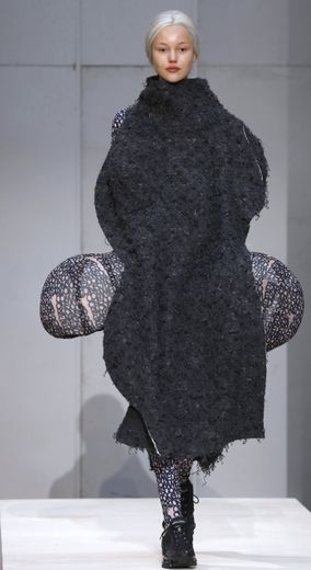 Comme des Garçons a usé des volumes, accentuant souvent volontairement certaines parties du corps des mannequins, et a travaillé une palette essentiellement faite de couleurs sombres. Paris, le 29 septembre 2018.