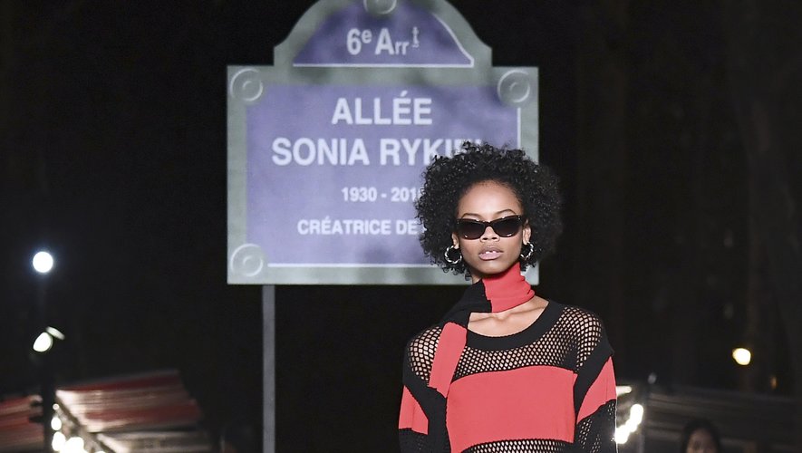 L'ambiance est estivale et décontractée chez Sonia Rykiel, qui propose un vestiaire fait de maille et de résille, avec ses iconiques rayures, à la Parisienne. Paris, le 29 septembre 2018.