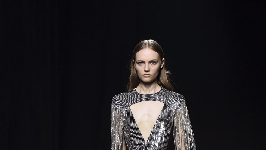 Si Givenchy propose essentiellement une garde-robe intemporelle avec de nombreuses silhouettes androgynes, elle présente également des robes plus festives inspirées du disco. Paris, le 30 septembre 2018.
