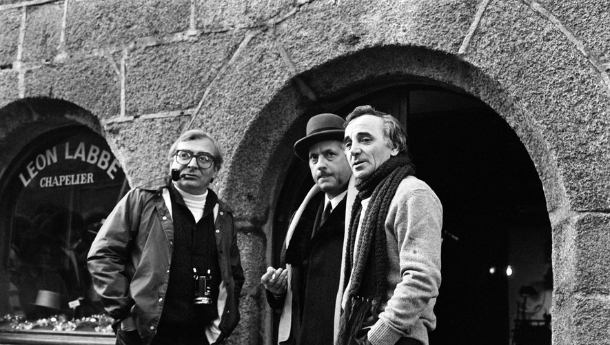 Charles Aznavour (D) aux côtés de l'acteur Michel Serrault (C) et du réalisateur Claude Chabrol à Concarneau, durant le tournage du film "Les fantômes du chapelier".