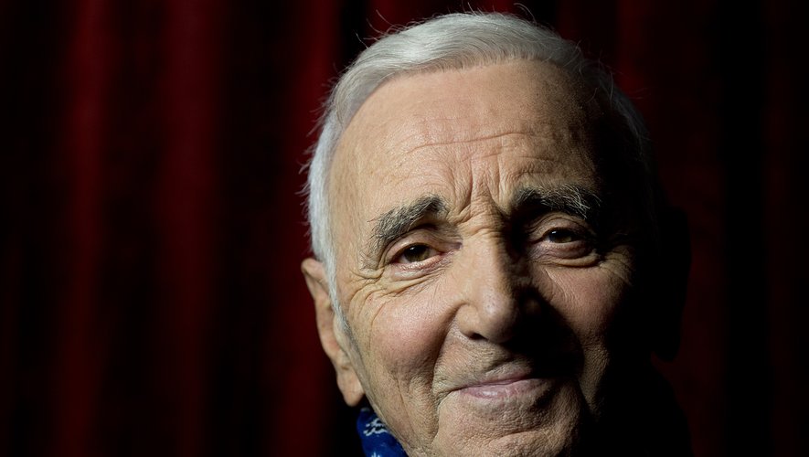 La Tour Eiffel en or pour rendre hommage à Charles Aznavour