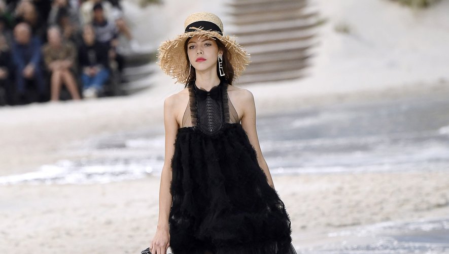 Karl Lagerfeld a fait défiler les femmes Chanel sur une plage plus vraie que nature au Grand Palais