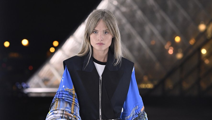 Louis Vuitton signe de nombreuses silhouettes androgynes, mais laisse également une place à la féminité, forte et libérée, avec des robes, shorts, et jupes mini, surmontés de blouses et tops amples. Paris, le 2 octobre 2018.