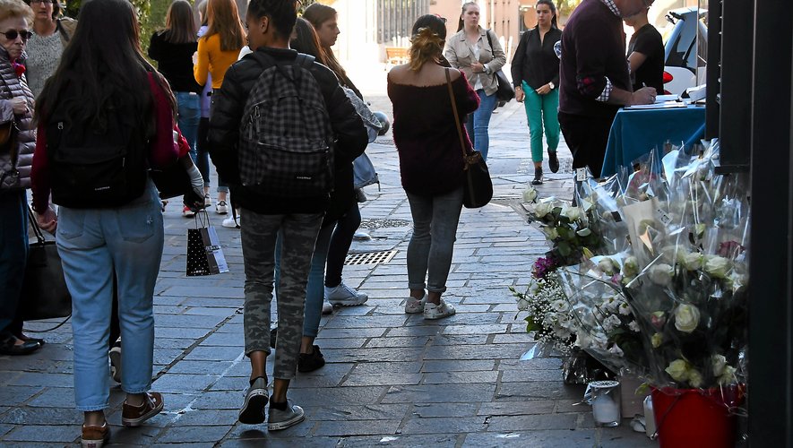 Hier encore, de nombreux anonymes ont rendu hommage à Pascal Filoé sur les lieux de son assassinat.