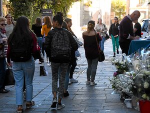 Hier encore, de nombreux anonymes ont rendu hommage à Pascal Filoé sur les lieux de son assassinat.