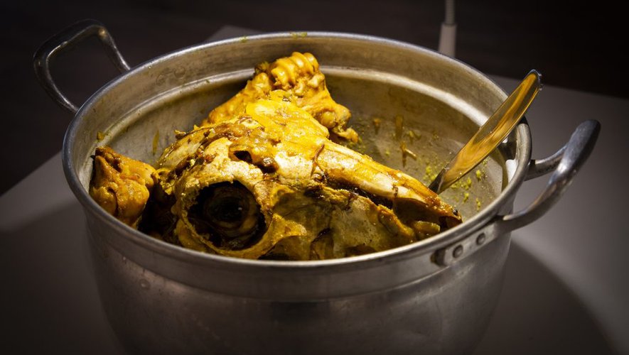 Le Kale Pache présenté au "Disgusting Food Museum", c'est un pot-au-feu regroupant la tête, les pieds et l'estomac d'un mouton ou d'une vache.