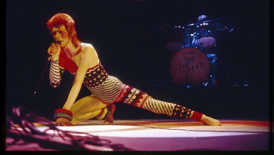 David Bowie en concert au Hammersmith Odeon de Londres en 1973.