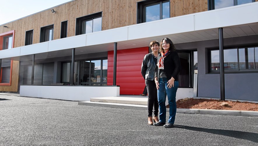 Adeline Canac et Isabelle Sudres devant le nouveau « Pôle » de Familles Rurales Aveyron, dans le quartier de Bel Air, à Rodez.