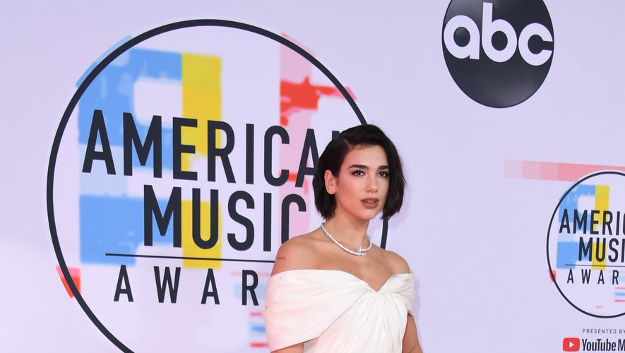 La chanteuse Dua Lipa se distingue des autres invitées en foulant le tapis rouge dans une robe d'un blanc immaculé, signée Giambattista Valli. Los Angeles, le 9 octobre 2018.