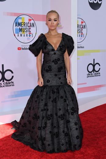 Pas d'excentricité pour Rita Ora, qui a privilégié la sophistication d'une robe Giambattista Valli, ornée de fleurs dans des teintes sombres. Los Angeles, le 9 octobre 2018.