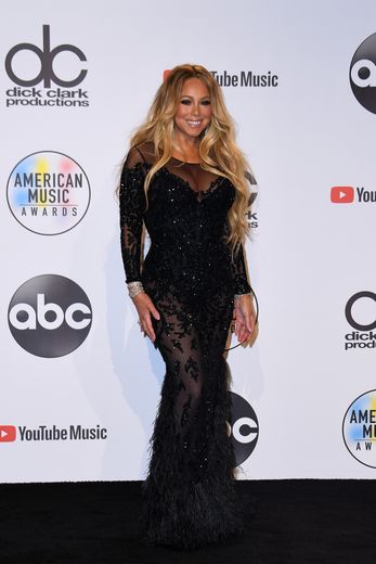 Paillettes, transparence, et plumes : Mariah Carey est restée fidèle à ses tenues de prédilection, arborant une robe Yousef Aljasmi. Los Angeles, le 9 octobre 2018.